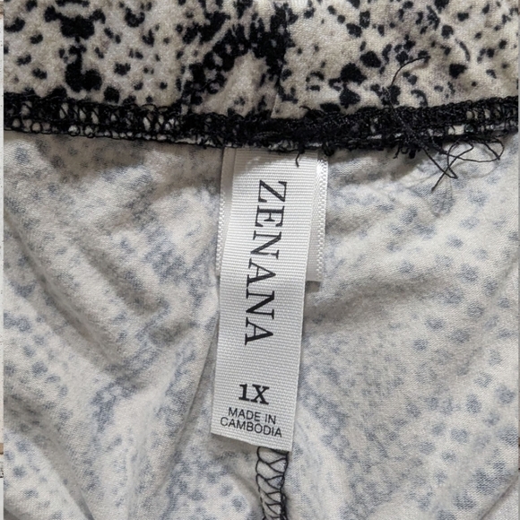 NWOT Zenana Snakeskin Patterned Women's Bike Shorts Size 1X - Picture 3 of 4